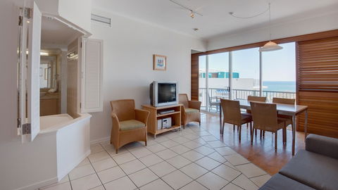 Rolling Surf Resort - Tourism Caloundra 42