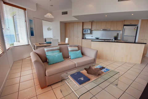 Rolling Surf Resort - Tourism Caloundra 5