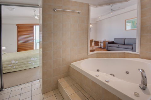 Rolling Surf Resort - Tourism Caloundra 7