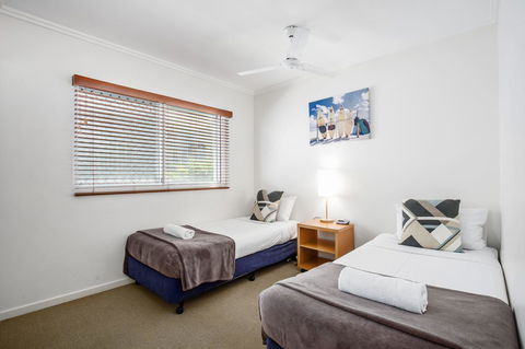 Rolling Surf Resort - Tourism Caloundra 2