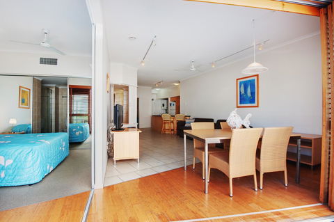Rolling Surf Resort - Tourism Caloundra 18