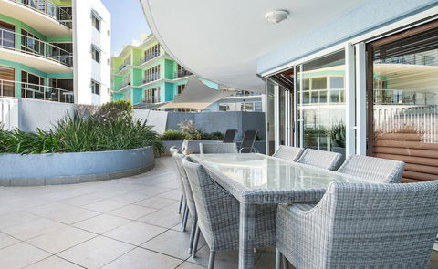 Rolling Surf Resort - Tourism Caloundra 1
