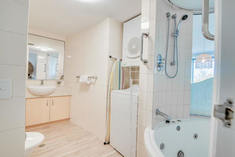 Grand Palais Boolarong Beachside Apartments - Tourism Caloundra 5