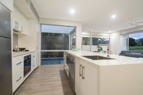 Pool Resort Port Douglas - Tourism Caloundra 40