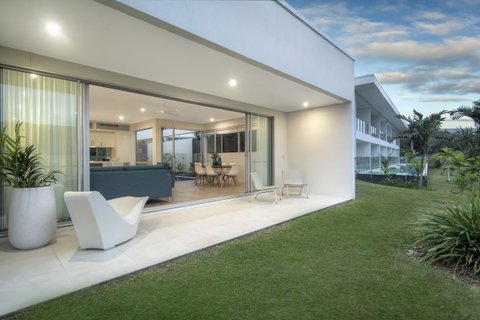 Pool Resort Port Douglas - Tourism Caloundra 41