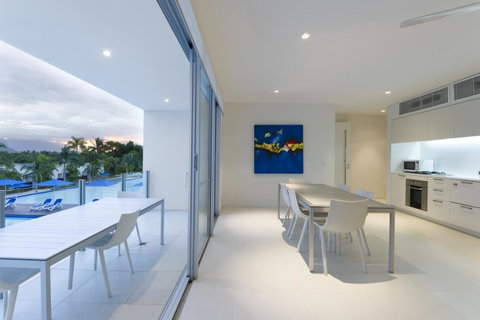 Pool Resort Port Douglas - Tourism Caloundra 16