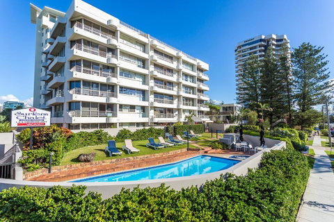 Surfers Chalet - Tourism Caloundra 0