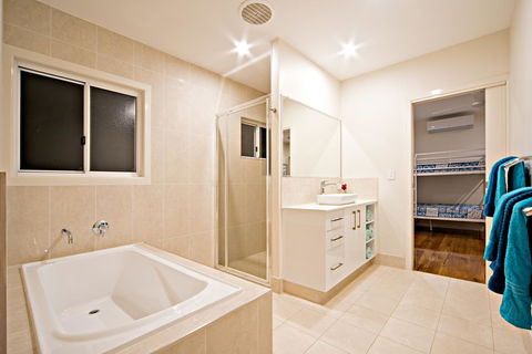 Whitsunday Luxury Homes - Tourism Caloundra 24