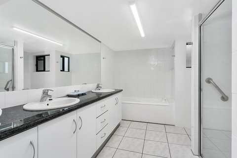 Roydon Beachfront Apartments - Tourism Caloundra 23