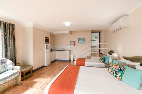 Sunlit Waters Studio Apartments - Tourism Caloundra 41