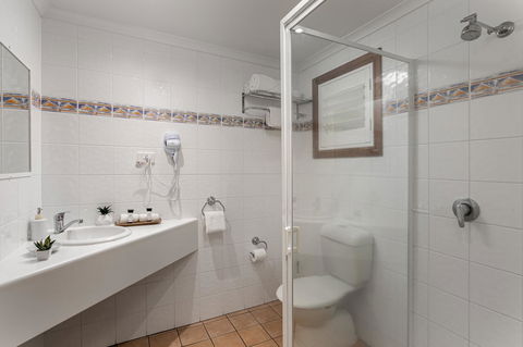 Sunlit Waters Studio Apartments - Tourism Caloundra 11