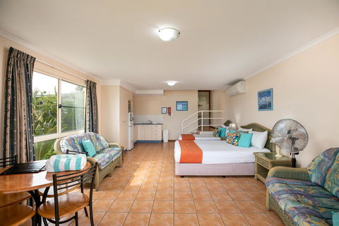 Sunlit Waters Studio Apartments - Tourism Caloundra 42