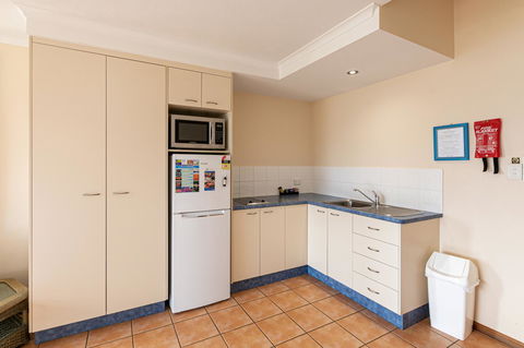 Sunlit Waters Studio Apartments - Tourism Caloundra 40