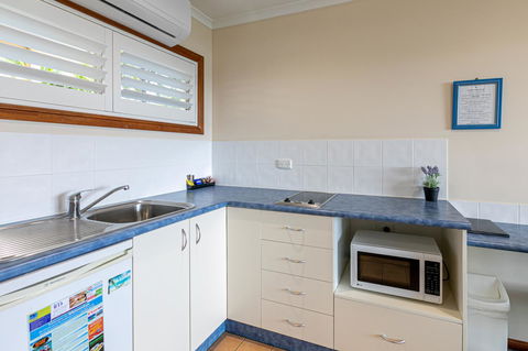 Sunlit Waters Studio Apartments - Tourism Caloundra 12