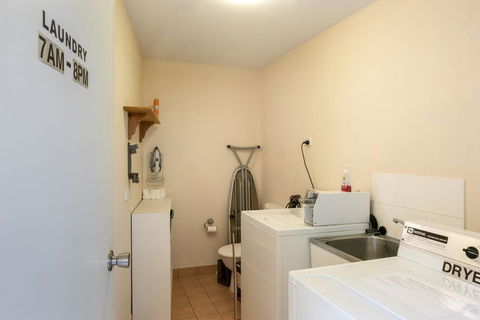 Sunlit Waters Studio Apartments - Tourism Caloundra 9