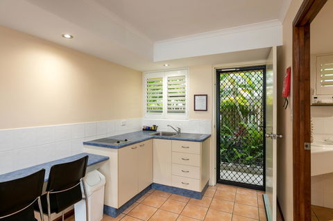 Sunlit Waters Studio Apartments - Tourism Caloundra 27