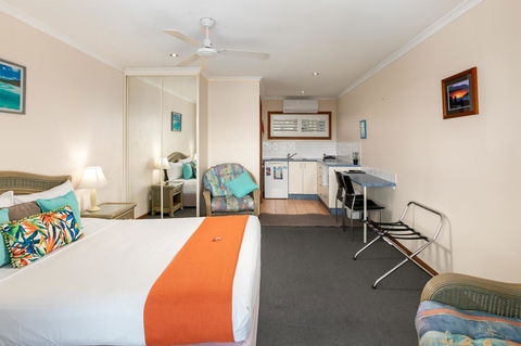 Sunlit Waters Studio Apartments - Tourism Caloundra 14
