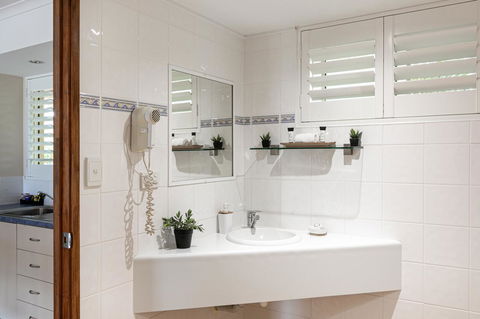 Sunlit Waters Studio Apartments - Tourism Caloundra 26