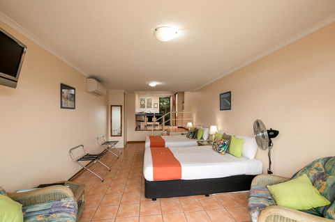 Sunlit Waters Studio Apartments - Tourism Caloundra 30