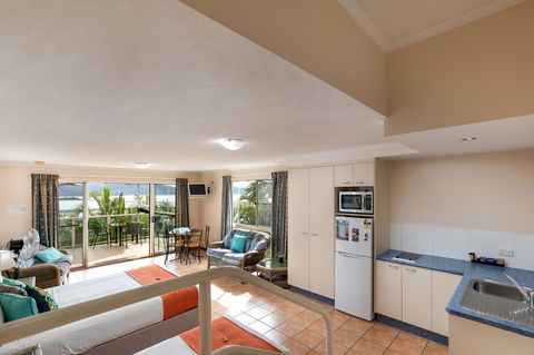 Sunlit Waters Studio Apartments - Tourism Caloundra 38