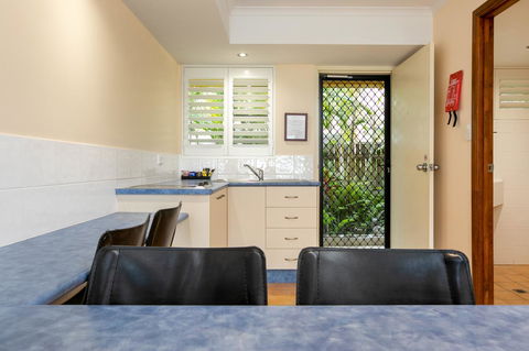 Sunlit Waters Studio Apartments - Tourism Caloundra 28