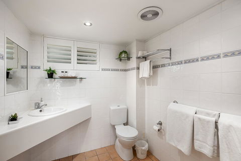 Sunlit Waters Studio Apartments - Tourism Caloundra 36