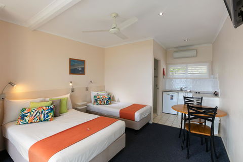 Sunlit Waters Studio Apartments - Tourism Caloundra 21