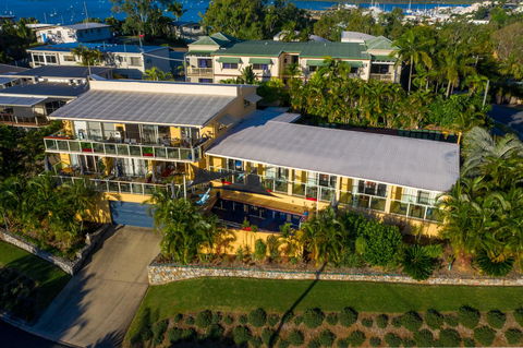 Sunlit Waters Studio Apartments - Tourism Caloundra 8