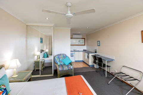Sunlit Waters Studio Apartments - Tourism Caloundra 13