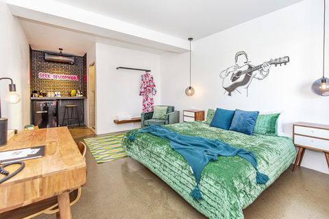 The Pink Hotel Coolangatta - Tourism Caloundra 27