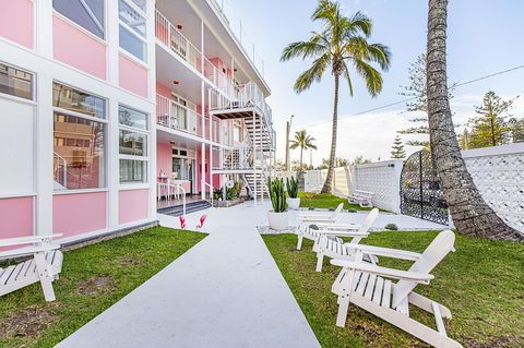 The Pink Hotel Coolangatta - Tourism Caloundra 0