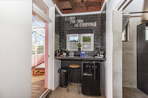 The Pink Hotel Coolangatta - Tourism Caloundra 32