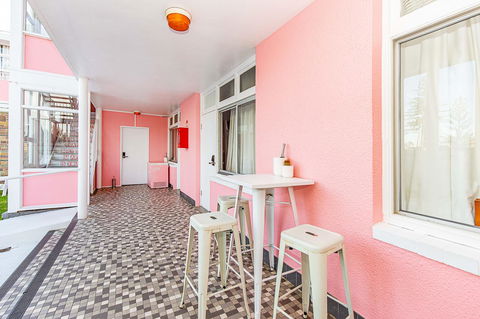 The Pink Hotel Coolangatta - Tourism Caloundra 3