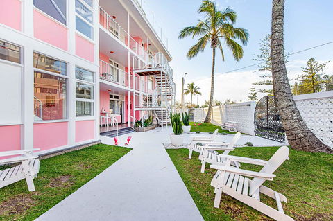 The Pink Hotel Coolangatta - Tourism Caloundra 2