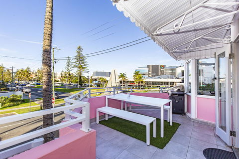 The Pink Hotel Coolangatta - Tourism Caloundra 6