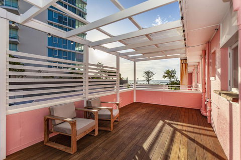 The Pink Hotel Coolangatta - Tourism Caloundra 30