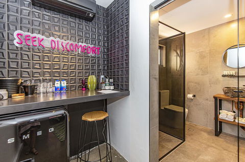 The Pink Hotel Coolangatta - Tourism Caloundra 26