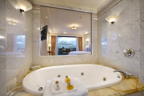 Imperial Hotel Gold Coast - Tourism Caloundra 6