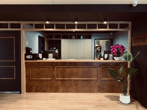 Woodroffe Hotel - Tourism Caloundra 1