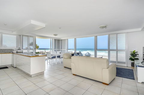Golden Sands On The Beach - Absolute Beachfront Apartments - Tourism Caloundra 2