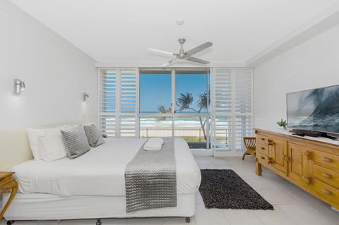 Golden Sands On The Beach - Absolute Beachfront Apartments - Tourism Caloundra 3