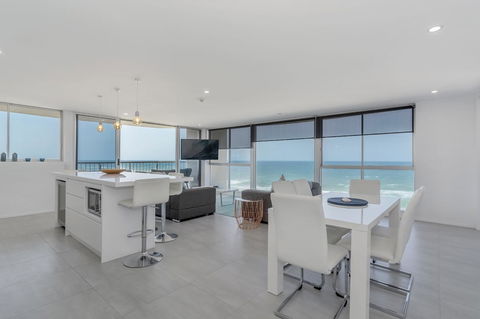 Golden Sands On The Beach - Absolute Beachfront Apartments - Tourism Caloundra 6