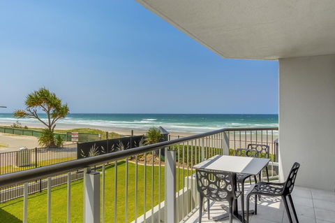 Golden Sands On The Beach - Absolute Beachfront Apartments - Tourism Caloundra 1