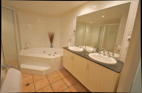 Cayman Villas Port Douglas - Tourism Caloundra 12