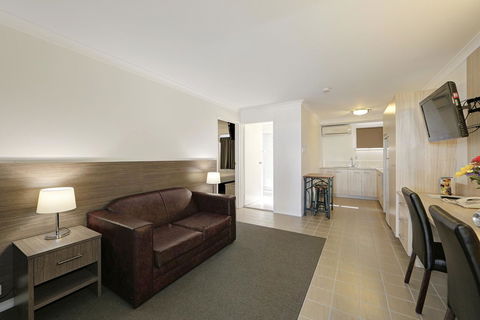 Smart Motels Bert Hinkler - Tourism Caloundra 32