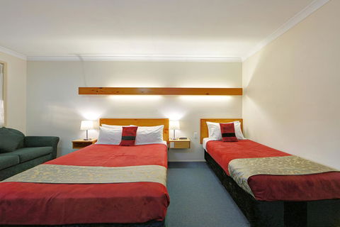 Smart Motels Bert Hinkler - Tourism Caloundra 9