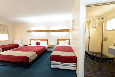 Smart Motels Bert Hinkler - Tourism Caloundra 3