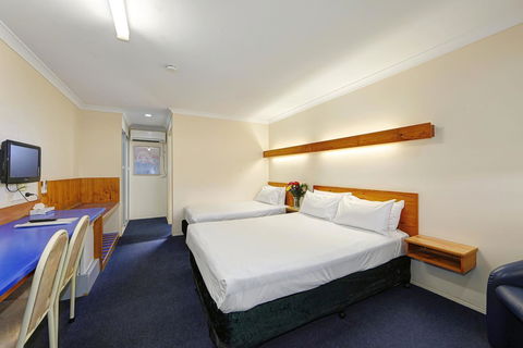 Smart Motels Bert Hinkler - Tourism Caloundra 16