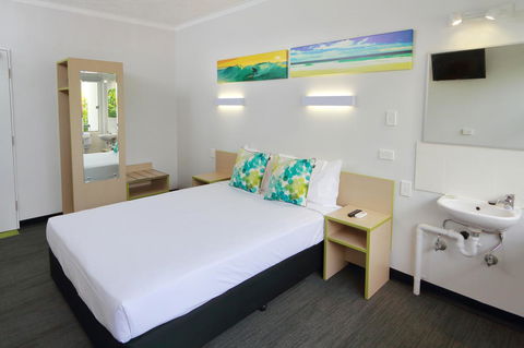 Palm Beach Hotel - Tourism Caloundra 2