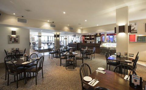 Palm Beach Hotel - Tourism Caloundra 12